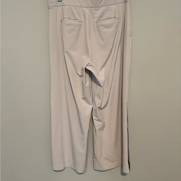 Athleta crop with side leg vent - Picture 3 of 7